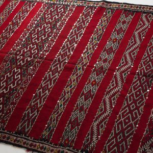 this Berber carpet represent the beautiful Tribal Style. Moroccan Rugs are popular to bring a bohemian touch. this rug was entirely Handknitted from Wool. almertine.com